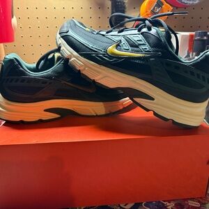 Nike Men's Black and Yellow Sneakers